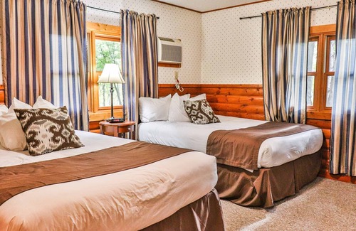 Lake Shore Cabin | Lost Lake Lodge