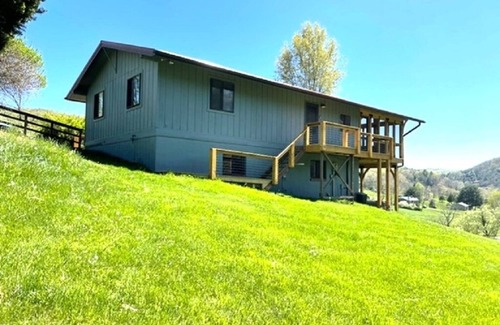 Lost River Cottage | Lost River Swiss Cottage/10 acres/Private Dog Park/Streams