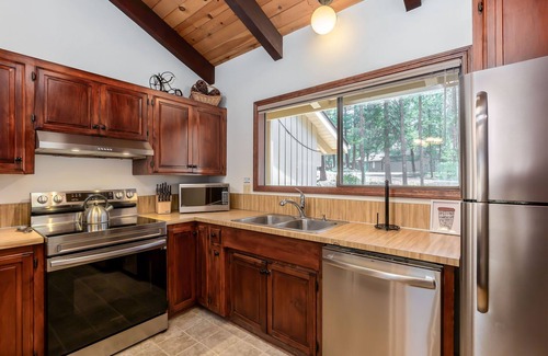 Overlook Park House | LOST03 - Quintessential Sunriver Tome, 2 Ensuites, Hot Tub, Wood Fireplace