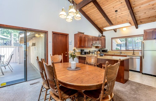Overlook Park House | LOST03 - Quintessential Sunriver Tome, 2 Ensuites, Hot Tub, Wood Fireplace