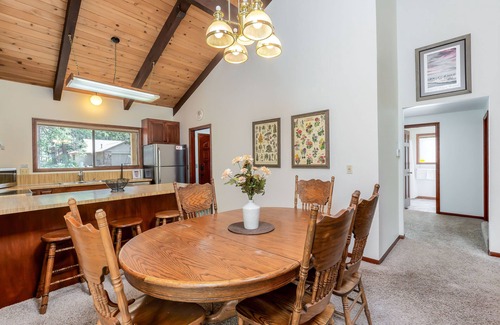 Overlook Park House | LOST03 - Quintessential Sunriver Tome, 2 Ensuites, Hot Tub, Wood Fireplace