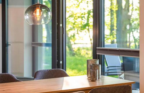 Krakow am See Apartment | Lotusblume - 5 Sterne Ferienunterkunft mit möblierter Terrasse am Krakower See