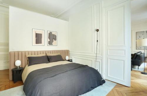 Palais-Royal Apartment | Louvre Apartment