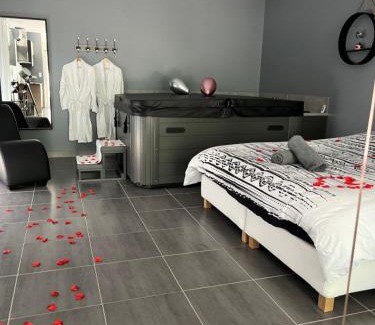 Saint-Bauzille-de-la-Sylve Apartment | Love Room - La Parenthèse