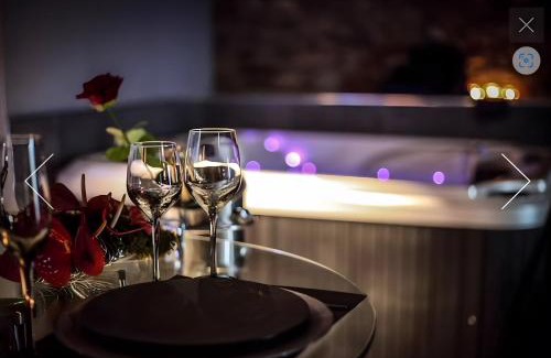 Saint-Julien-sur-Garonne Apartment | Love Room De Luxe Lovalcove