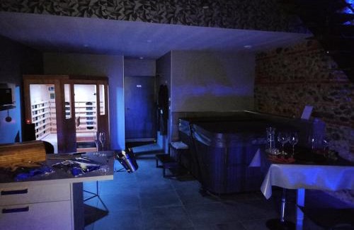 Saint-Julien-sur-Garonne Apartment | Love Room De Luxe Lovalcove