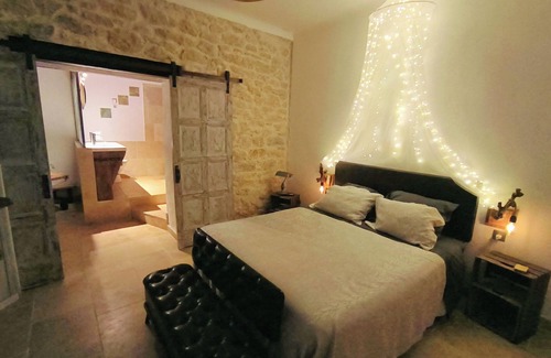 Carpentras Bed & Breakfast | Love room with indoor Jacuzzi and private pool in the middle of the woods