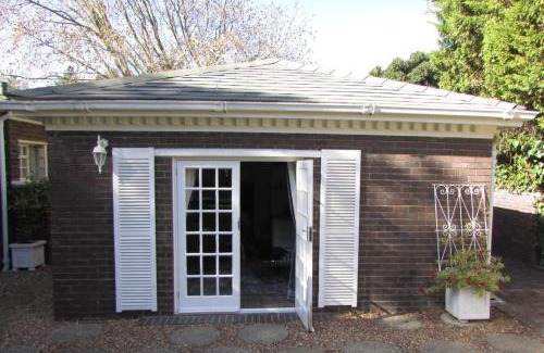 Welgemoed Apartment | Lovely 1-bedroom rental with a pool