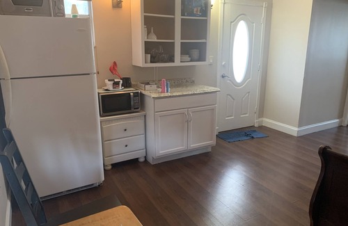 Ludlam Apartment | Lovely 1-bedroom Studio with hot tub