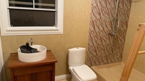 St. George's Apartment | Lovely 1-bedroom wooden cabin in garden
