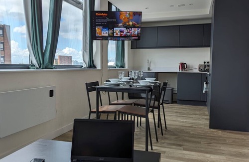 Old Trafford Apartment | Lovely 1BR Penthouse near MCR Stadiums