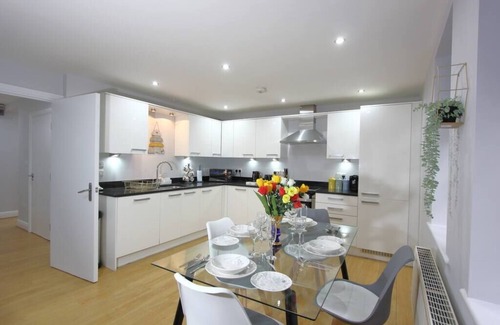 Reading City Centre Apartment | Lovely 2 Bed 2 Bath Flat & Parking by CozyNest