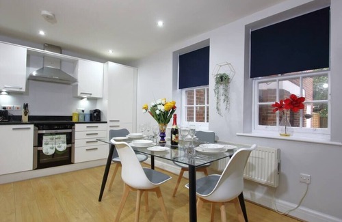 Reading City Centre Apartment | Lovely 2 Bed 2 Bath Flat & Parking by CozyNest