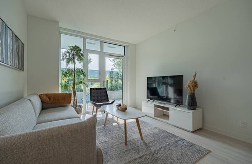 District of North Vancouver Apartment | Lovely 2 Bedroom Unit + Large Patio + EV Charging