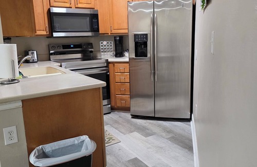 Ventura Condo | Lovely 2-bedroom condo with pool, fitness room and golfing. Close to Airport