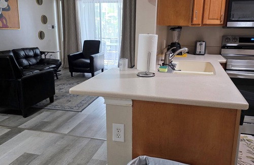 Ventura Condo | Lovely 2-bedroom condo with pool, fitness room and golfing. Close to Airport