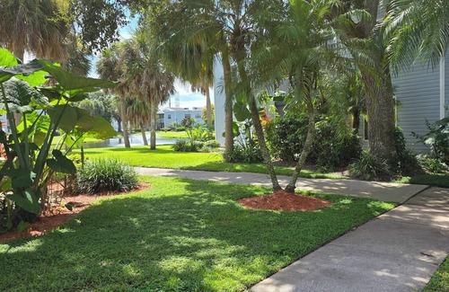 Ventura Condo | Lovely 2-bedroom condo with pool, fitness room and golfing. Close to Airport