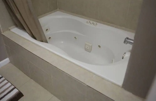 Detroit Apartment | Lovely 2-bedroom loft with hot tub