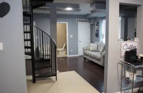 Detroit Apartment | Lovely 2-bedroom loft with hot tub