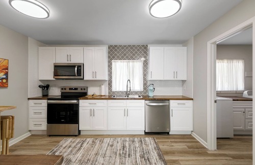 Norwood House | Lovely 2-bedroom mid-century house with AC in Birmingham