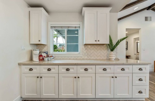 Goleta House | Lovely 3-bedroom Coastal Haven Firepit Hot Tub Beach 5 mins