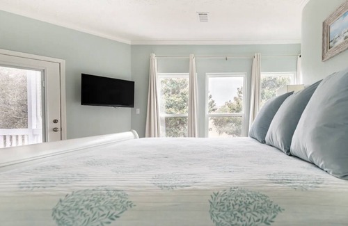 Clipper Cove House | Lovely 4 bed/3 bath. Ideal Location- Walk to Beach, Shopping, Entertainment