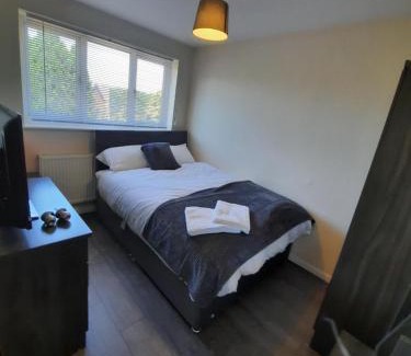 Sutton Coldfield Apartment | Lovely 4-bed House in Walmley