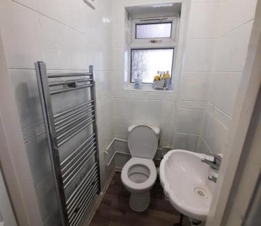 Sutton Coldfield Apartment | Lovely 4-bed House in Walmley