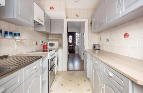 Havering House | Lovely 4-BedRoom House Near Romford Station