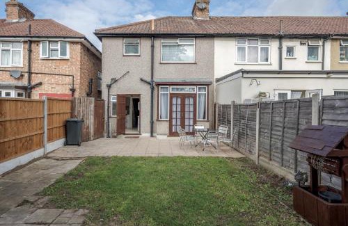 Havering House | Lovely 4-BedRoom House Near Romford Station