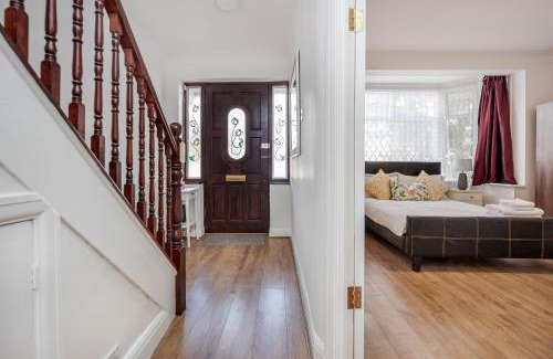 Havering House | Lovely 4-BedRoom House Near Romford Station