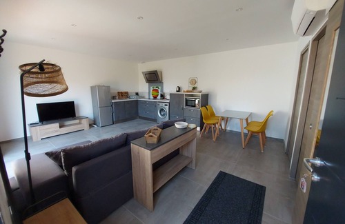 Six-Fours-les-Plages Apartment | Lovely 41m² air-conditioned T2 apartment 5 minutes from the beach