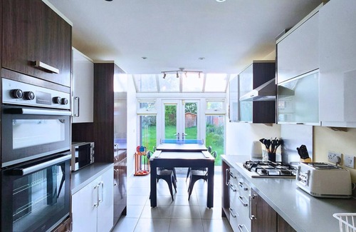 Aylesbury House | Lovely 5 Bedroom House with Parking