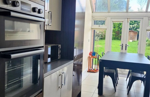 Aylesbury House | Lovely 5 Bedroom House with Parking