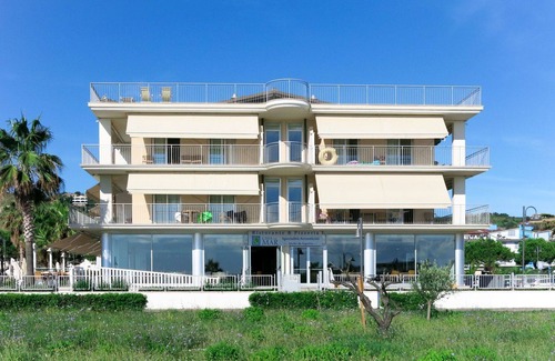 Roseto degli Abruzzi Apartment | Lovely apartment for 5 guests with A/C, internet, pool, TV, terrace and pets allowed