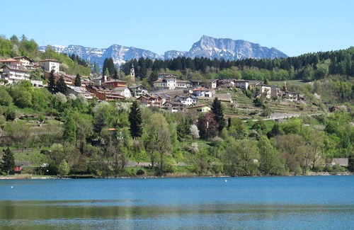 Caldonazzo House | Lovely apartment in villa for 4 people with TV, patio and parking