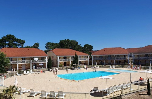 Le Verdon-sur-Mer Apartment | Lovely apartment for 6 guests with WIFI, pool, TV, terrace and pets allowed