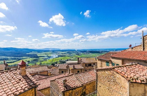 Casale Marittimo Apartment | Lovely apartment for 6 people with pool, WIFI, TV, patio and pets allowed