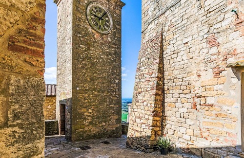 Casale Marittimo Apartment | Lovely apartment for 6 people with pool, WIFI, TV, patio and pets allowed