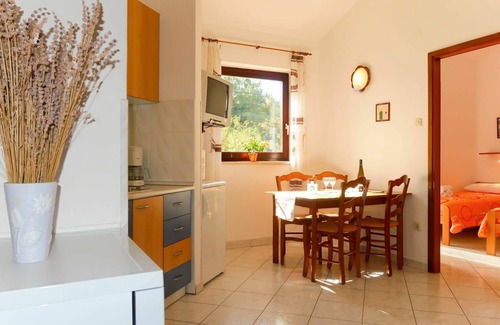 Sveti Vid Dobrinjski Apartment | Lovely apartment for 4 people with pool, WIFI, A/C, TV, patio and pets allowed