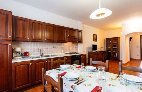 Diano Castello Apartment | Lovely apartment for 6 people with pool, WIFI, TV, terrace and pets allowed