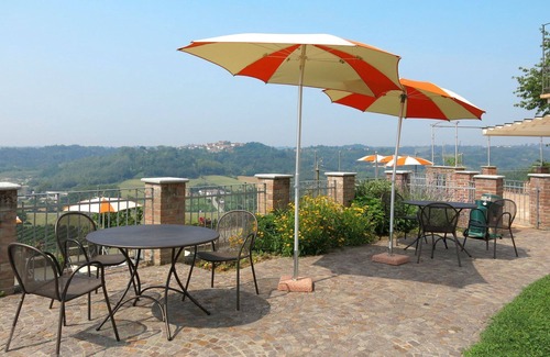 Cossombrato Apartment | Lovely apartment for 4 people with WIFI, pool, TV, patio and pets allowed