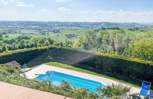 Portacomaro Apartment | Lovely apartment for 6 people with WIFI, A/C, pool, TV, terrace, pets allowed and panoramic view