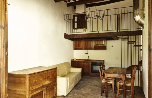 Capolona Apartment | Lovely apartment for 2 people with WIFI, pool, TV and pets allowed, close to Arezzo
