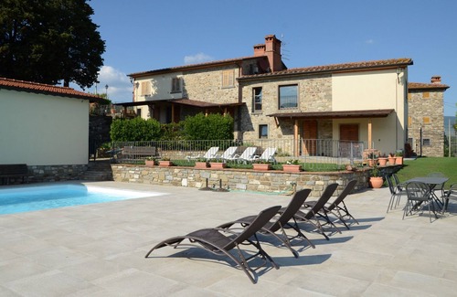 Capolona Apartment | Lovely apartment for 2 people with WIFI, pool, TV and pets allowed, close to Arezzo