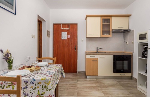 Senj Apartment | Lovely apartment for 2 people with pool, WIFI, A/C, TV, terrace and pets allowed