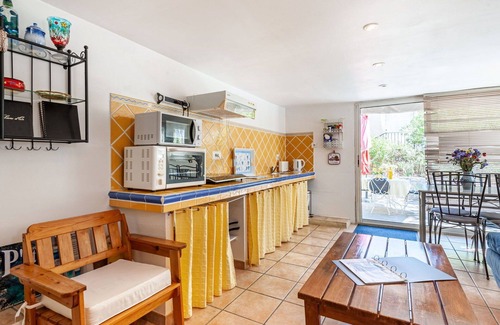 Lambesc Apartment | Lovely apartment for 4 people with WIFI, pool, TV, patio and pets allowed