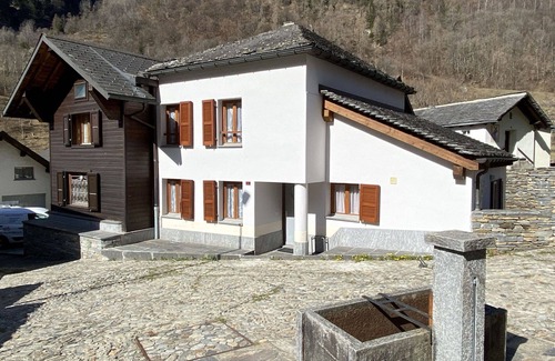 Augio Apartment | Lovely apartment for 4 people with WIFI, TV, patio, pets allowed and panoramic view