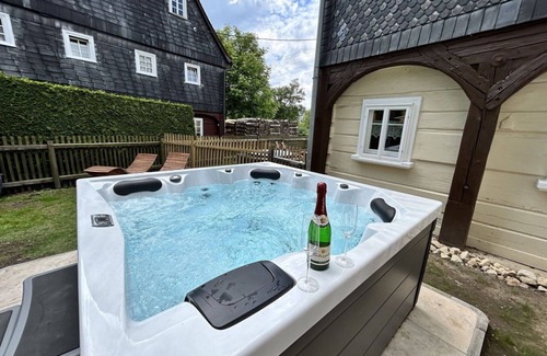 Grossschoenau Apartment | Lovely apartment for 5 people with hot tub, WIFI, TV, patio and pets allowed