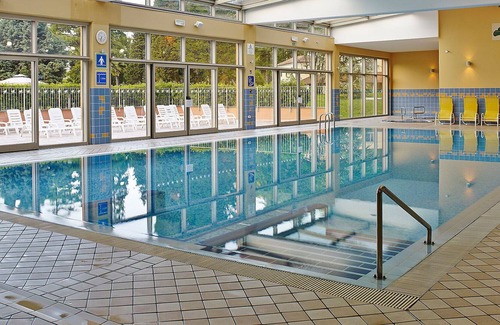 Strunjan Apartment | Lovely apartment for 6 guests with pool, A/C, TV, balcony, pets allowed and parking